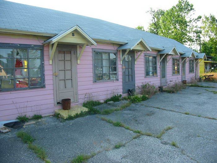 Pines Motel - 2002 Photo